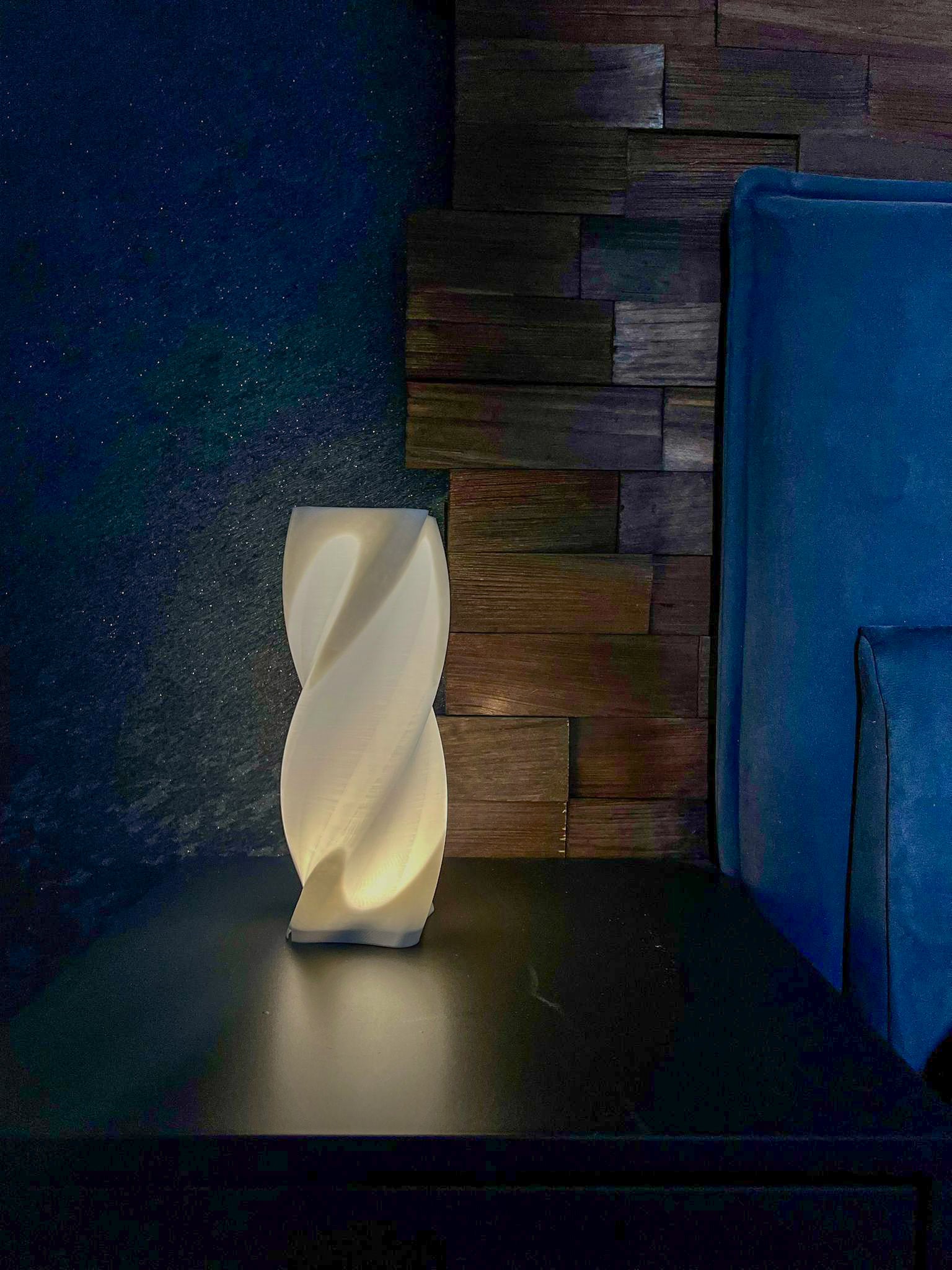 Design-Tischlampe „Twist“ – Eleganz in moderner Form