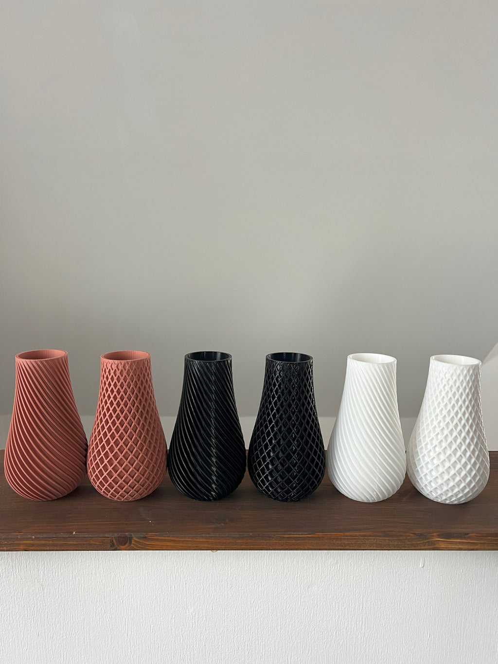 Skulpturale Vasen in Schwarz, Weiß und Braun– Rauten- und Spiralmuster im modernen Design