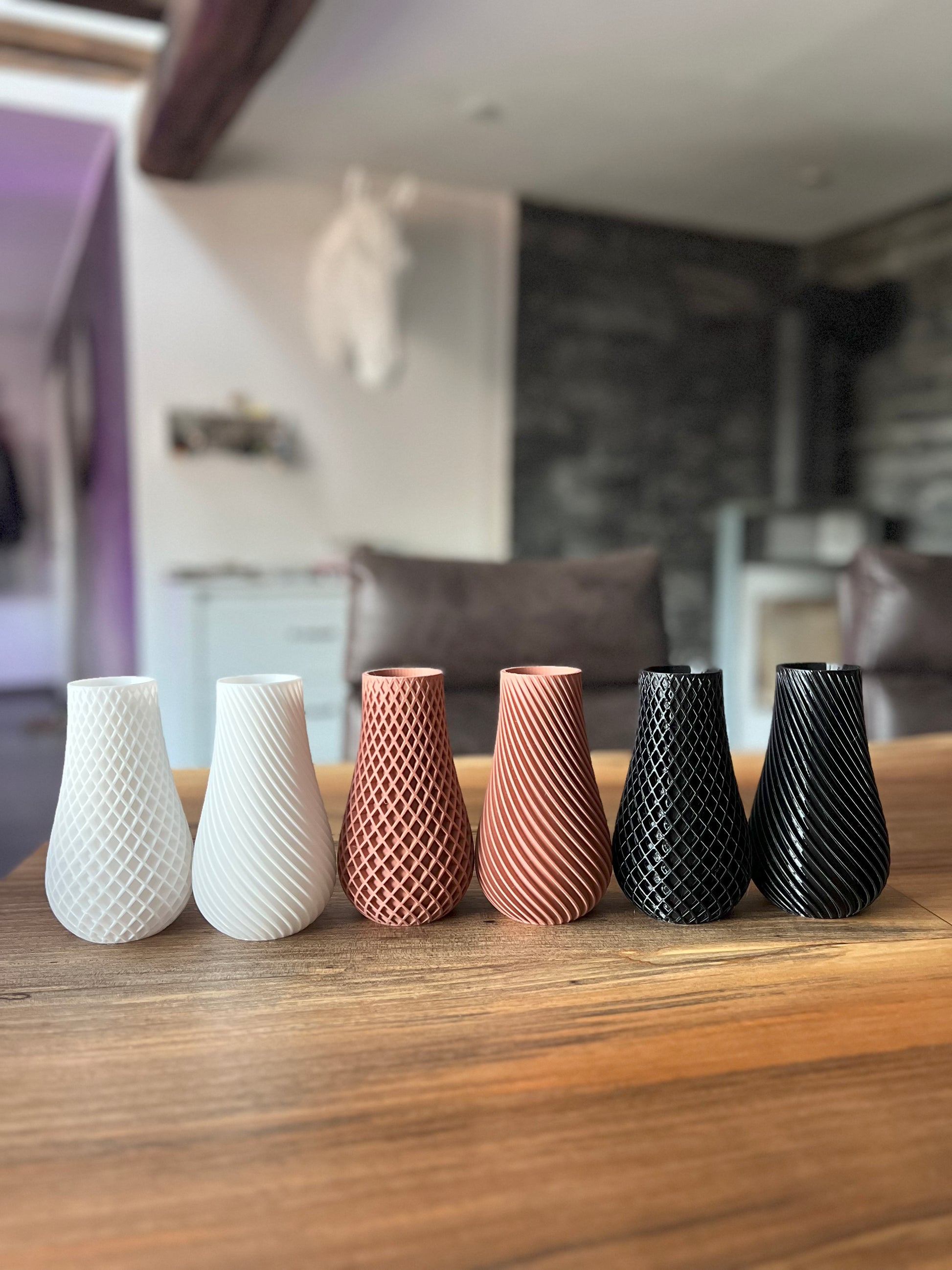 Skulpturale Vasen in Schwarz, Weiß und Braun– Rauten- und Spiralmuster im modernen Design