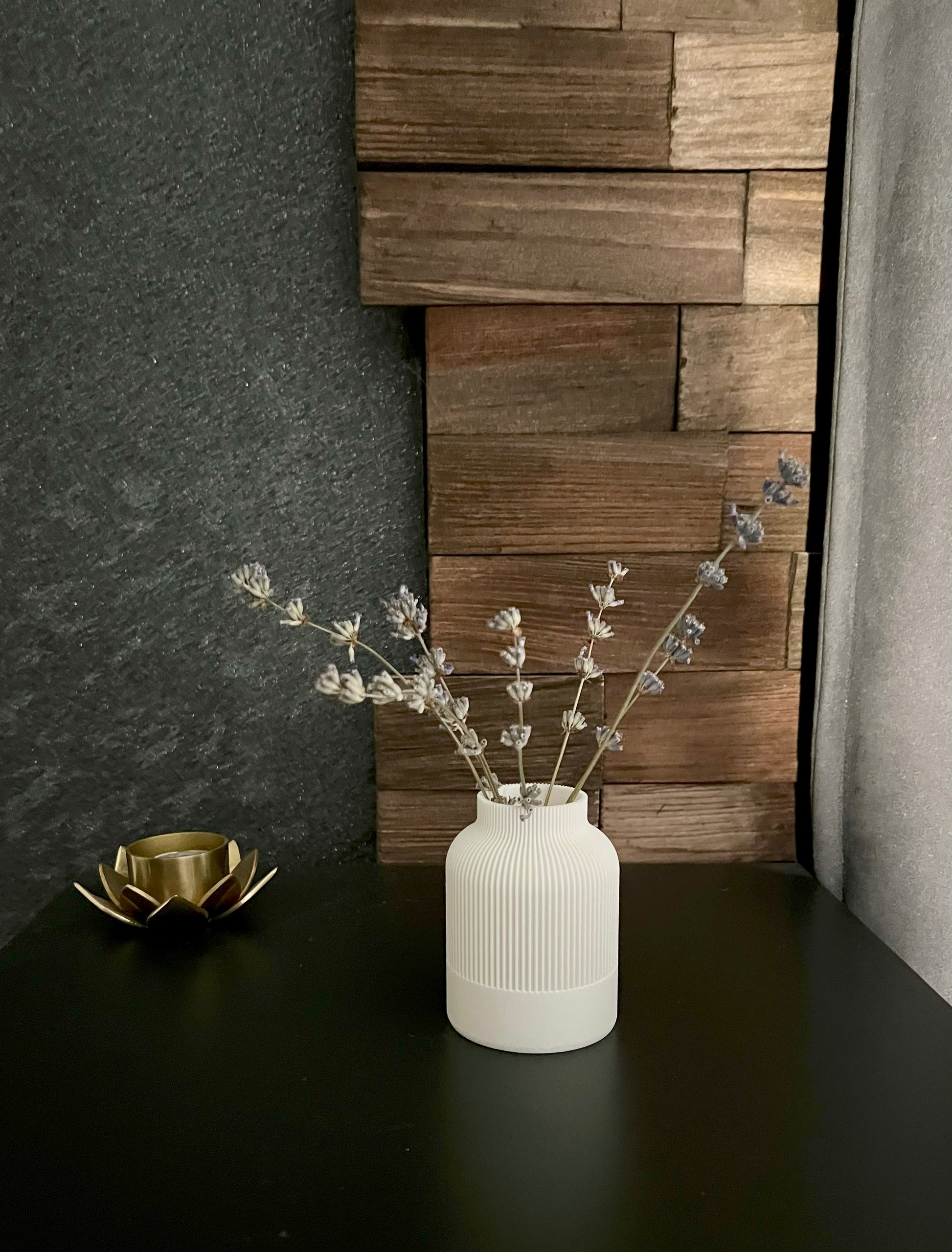 Skulpturale Vase in Weiß – Feine Rillenstruktur im modernen Design