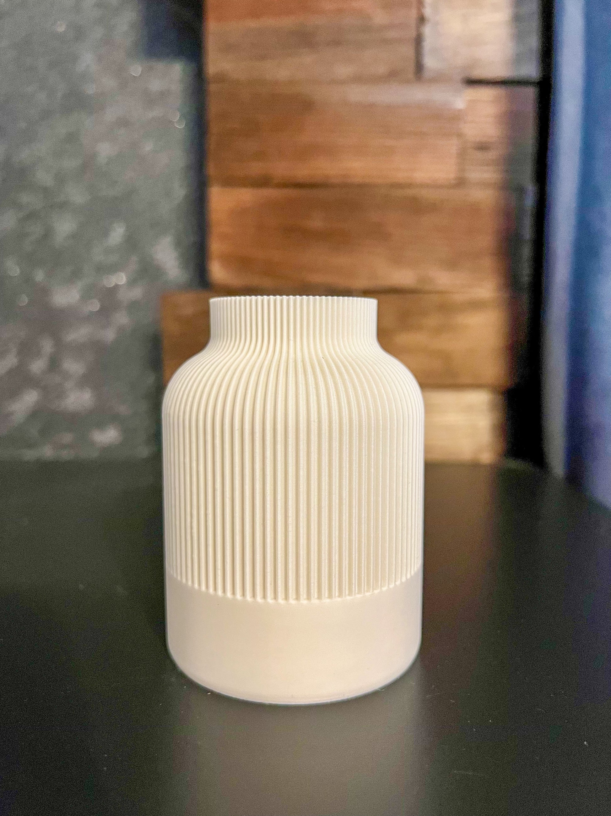 Skulpturale Vase in Weiß – Feine Rillenstruktur im modernen Design